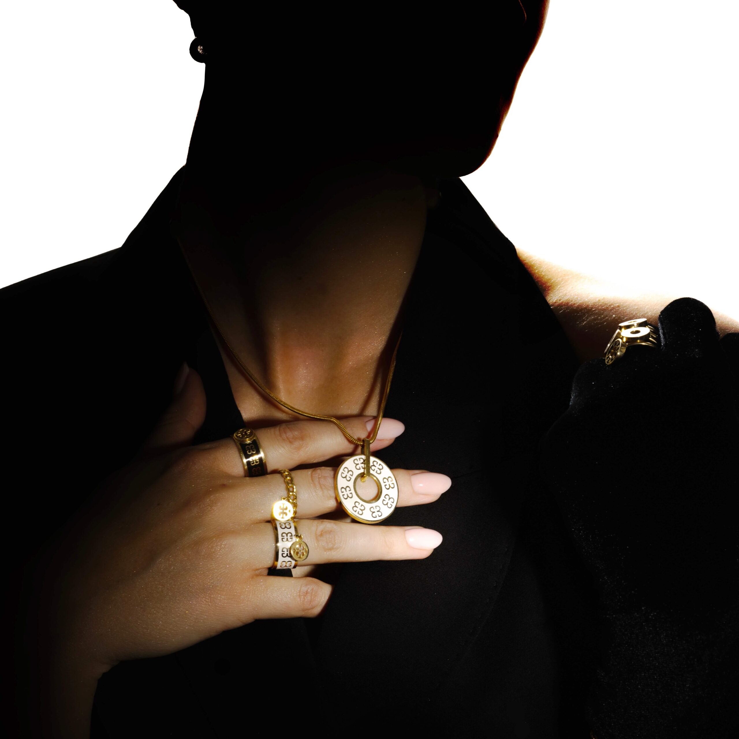 Zbliżenie na damski, złoty pierścionek Belleway