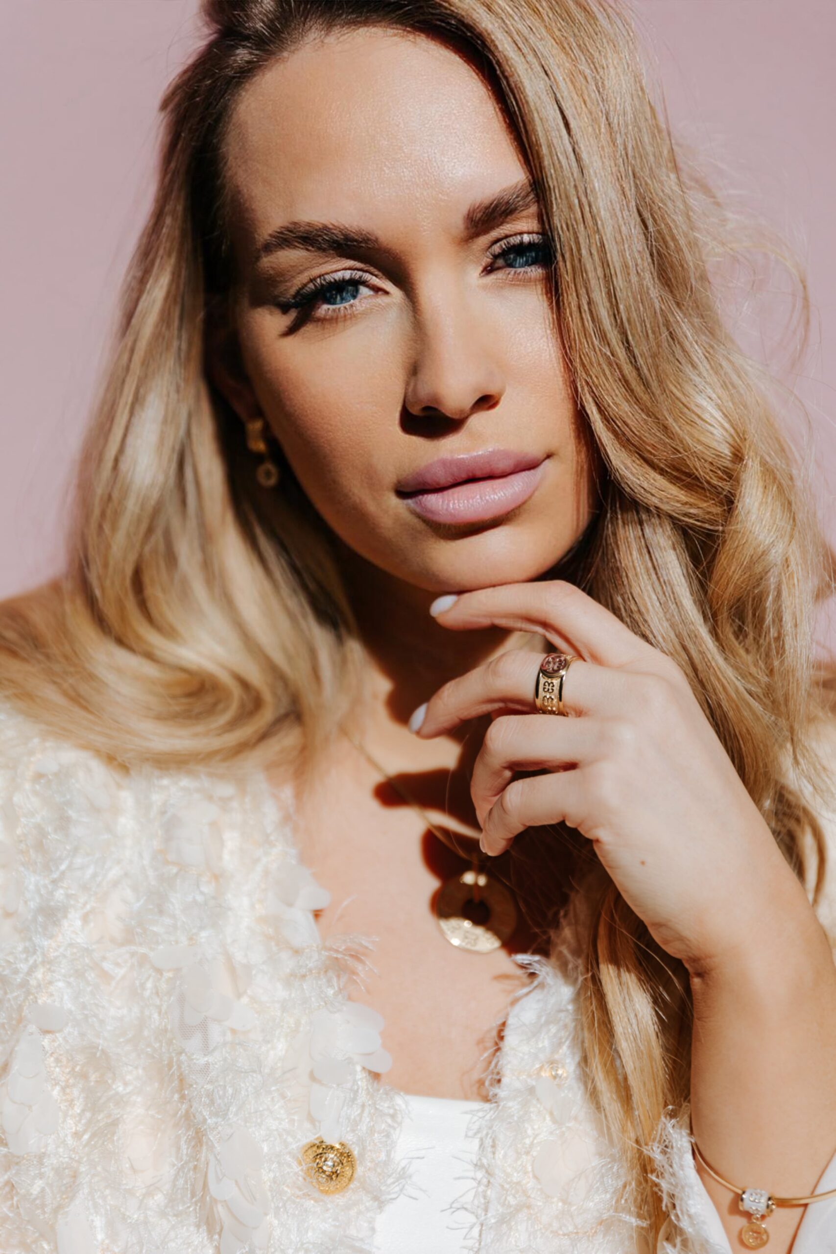 Młoda kobieta z biżuterią Belleway