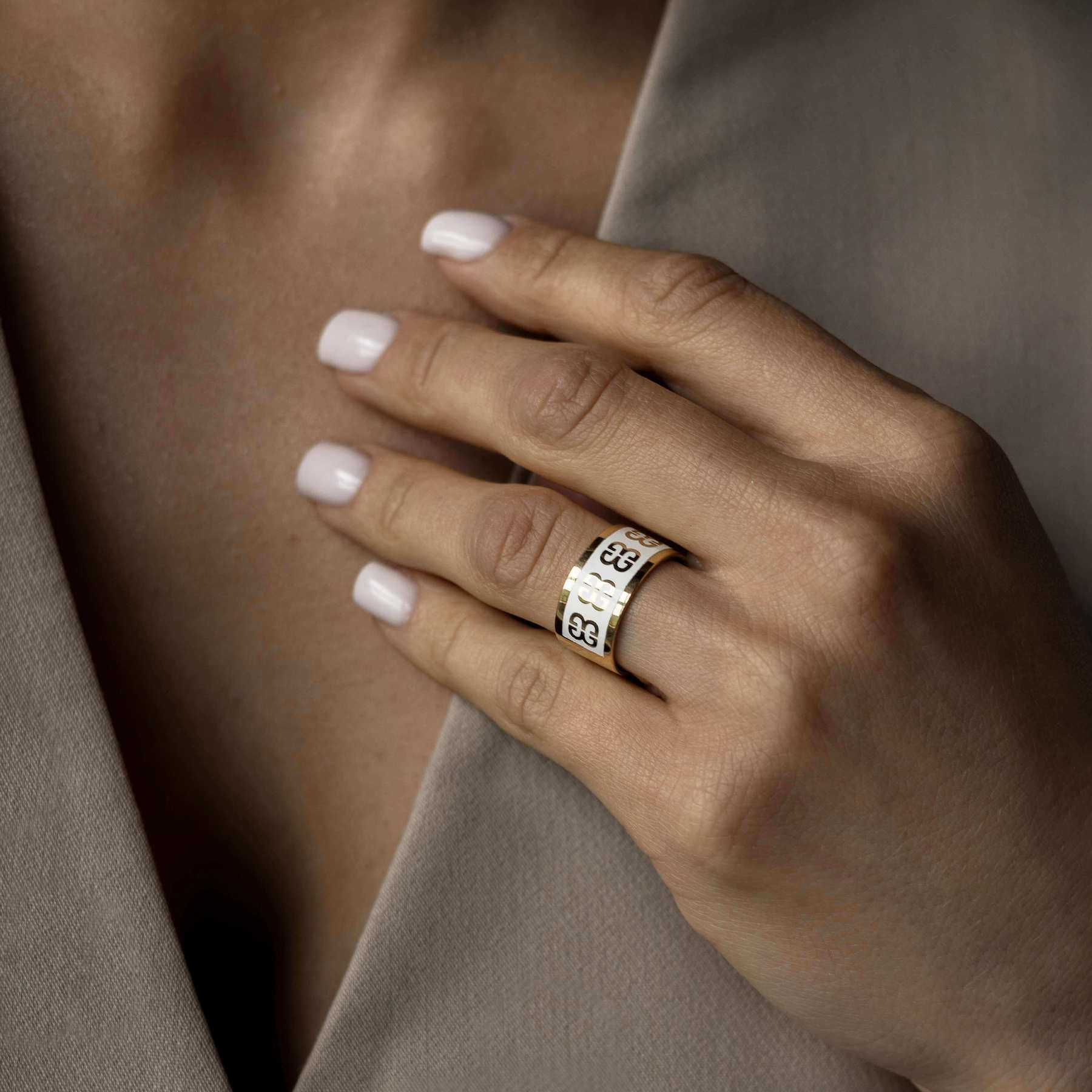 Obrączka złota z białą emalią. - obrazek 2