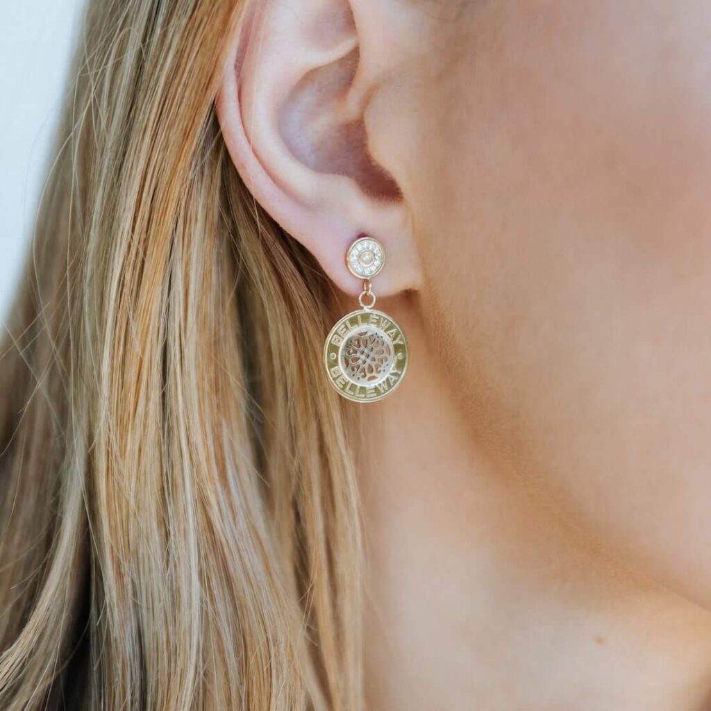 Zbliżenie na złote kolczyki na sztyft Belleway