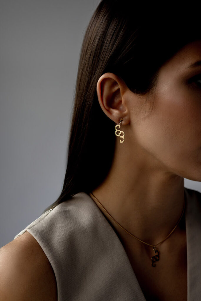 Kobieta nosząca złotą biżuterię Belleway z kolekcji Hermosa