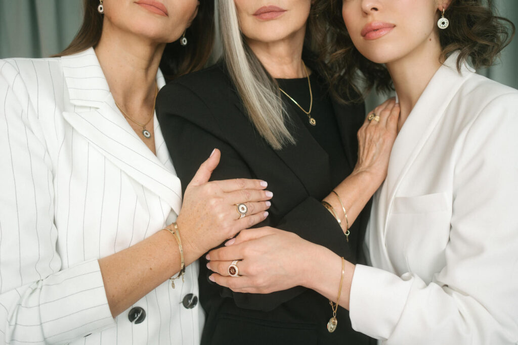 Fragment sylwetek 3 kobiet ze złotą biżuterią Belleway