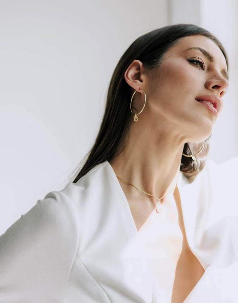 Młoda kobieta z biżuterią Belleway