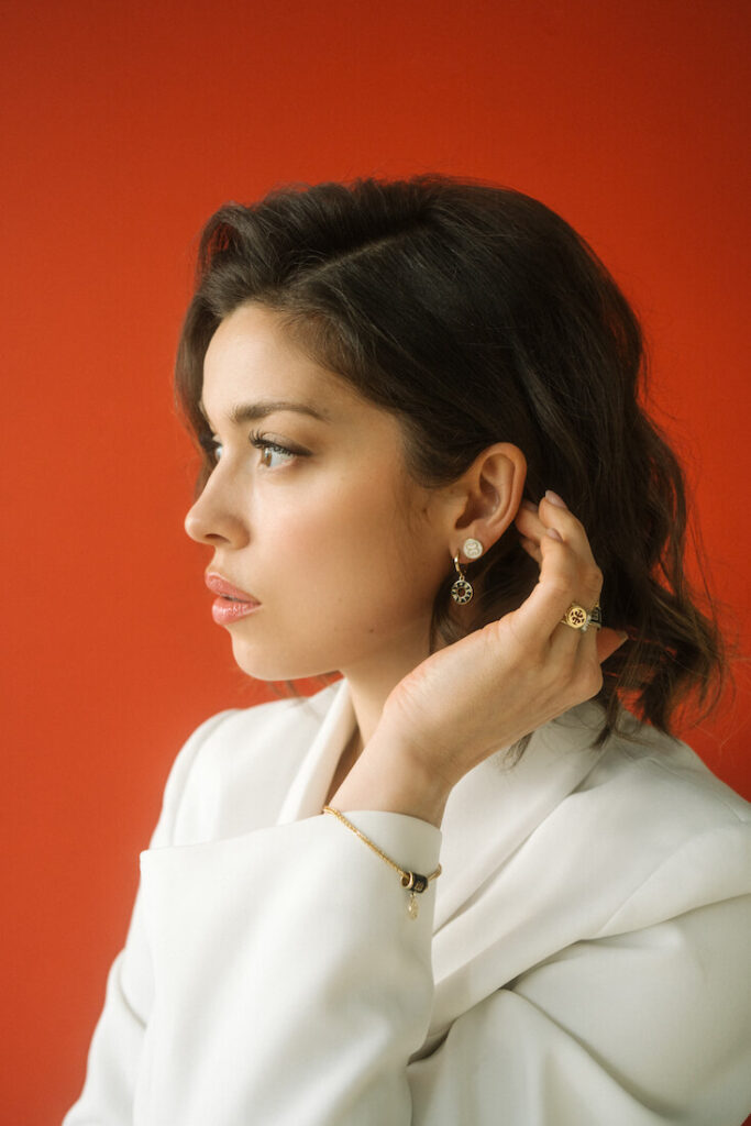 Młoda kobieta ze złotymi kolczykami Belleway