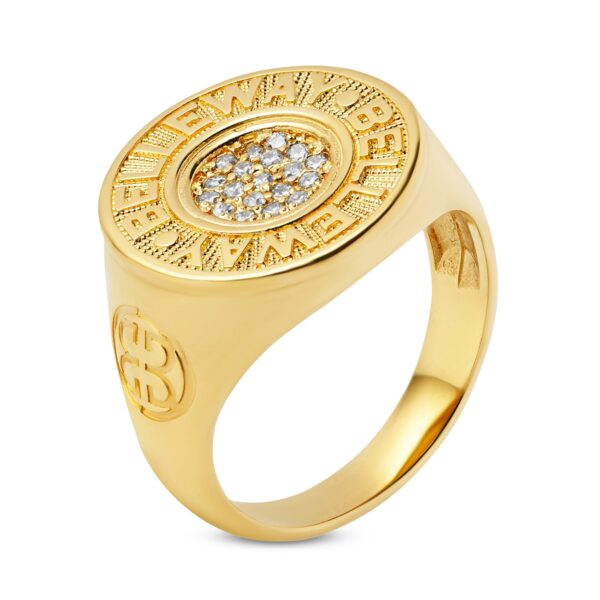Złoty pierścionek w kształcie sygnetu z okrągłym środkiem wysadzanym białymi kamieniami. Na zewnątrz otoczone napisem Belleway