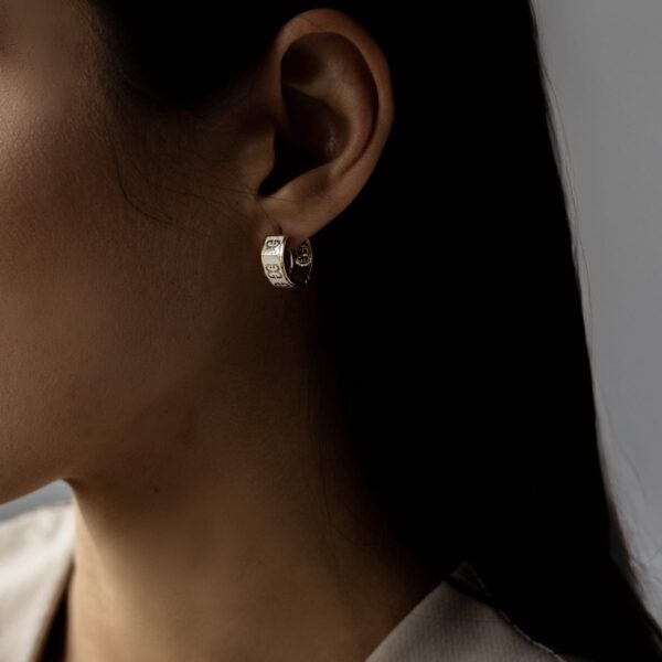 Kolczyki złote Lumiere z  białą emalią