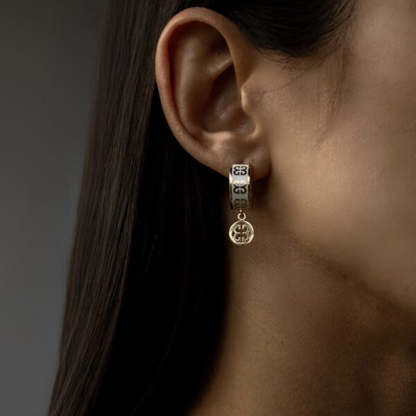 Kolczyki złote Lumiere z białą emalią i wisiorkiem