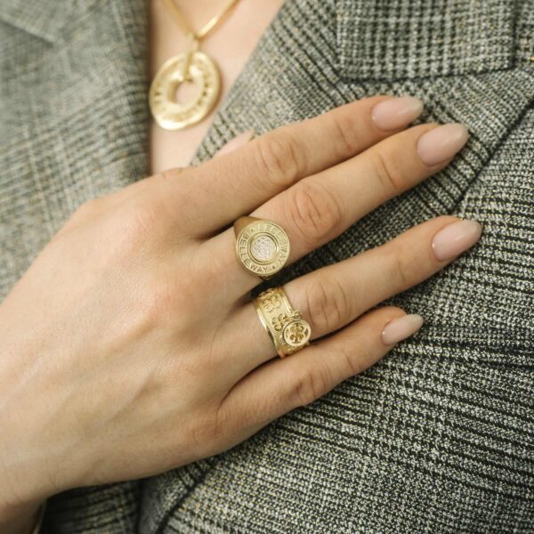 Pierścionek złoty Sensible sygnetowy z cyrkoniami.