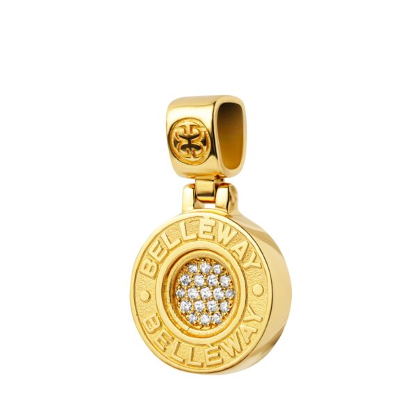 Złota zawieszka okrągła z napisem Belleway i wysadzanymi kamieniami w środku.