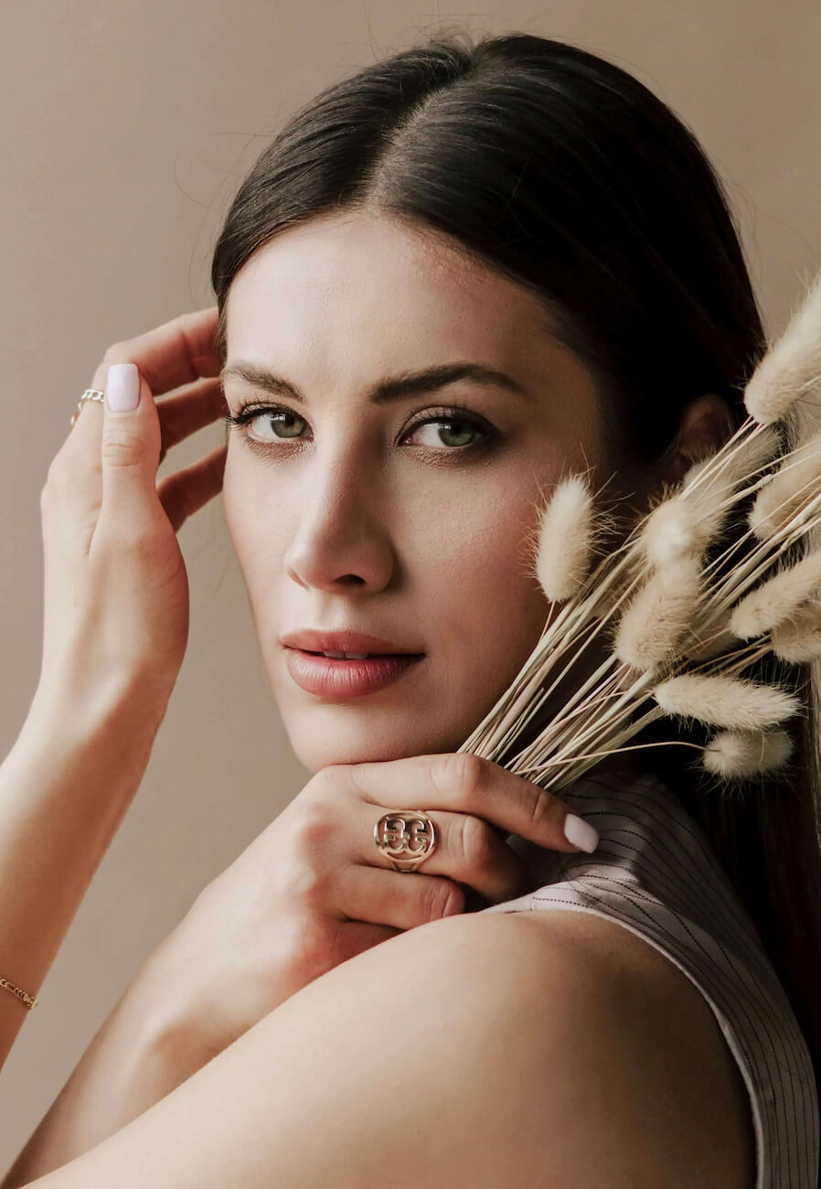 Młoda kobieta ze złotym pierścionkiem Belleway na ręce