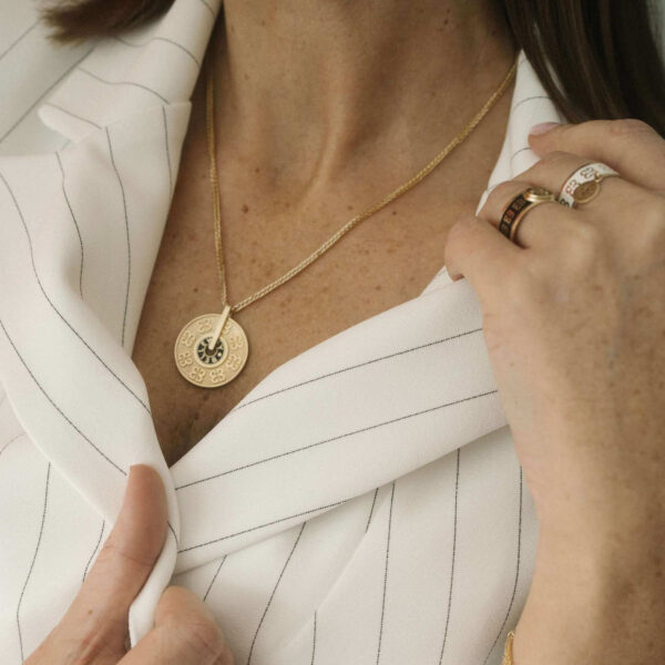 Zawieszka złota Lumiere z czarną emalią w środku