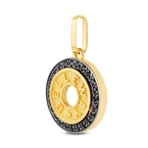 Okrągła złota zawieszka z otworem w środku i czarnymi cyrkoniami na zewnątrz owalu