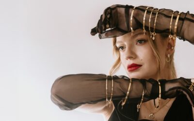 Złote bransoletki sztywne vs elastyczne – wady i zalety konstrukcji