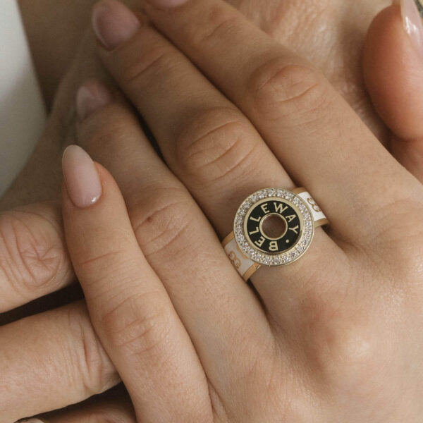 Pierścionek złoty Gentile z białymi cyrkoniami ,czarną  i białą emalią