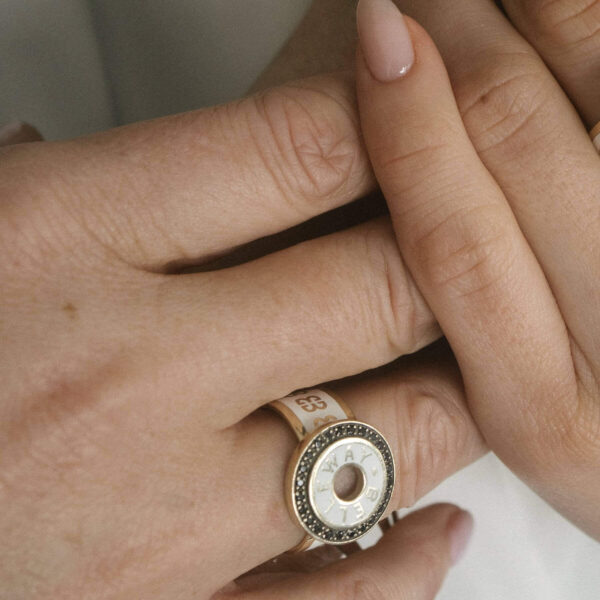 Pierścionek złoty Gentile z czarnymi cyrkoniami i białą emalią