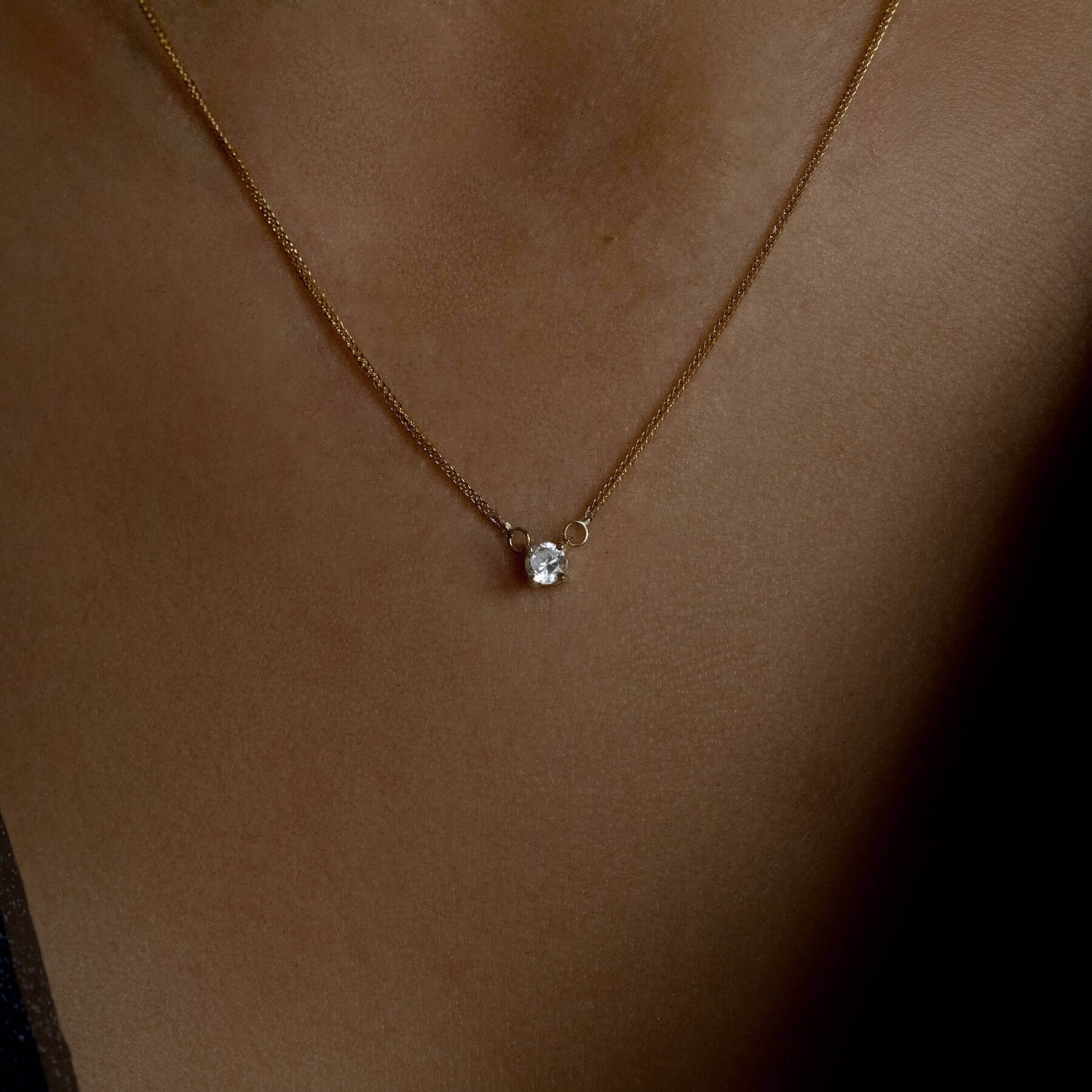 Naszyjnik złoty z diamentem 0,25CT na dekolcie kobiety