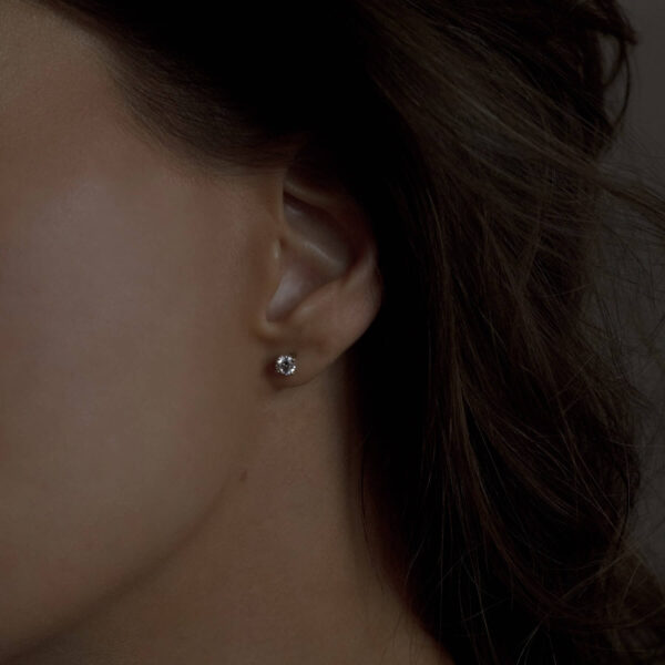 Złote kolczyki Diamond Essence z diamentem o łącznej masie 0,50CT