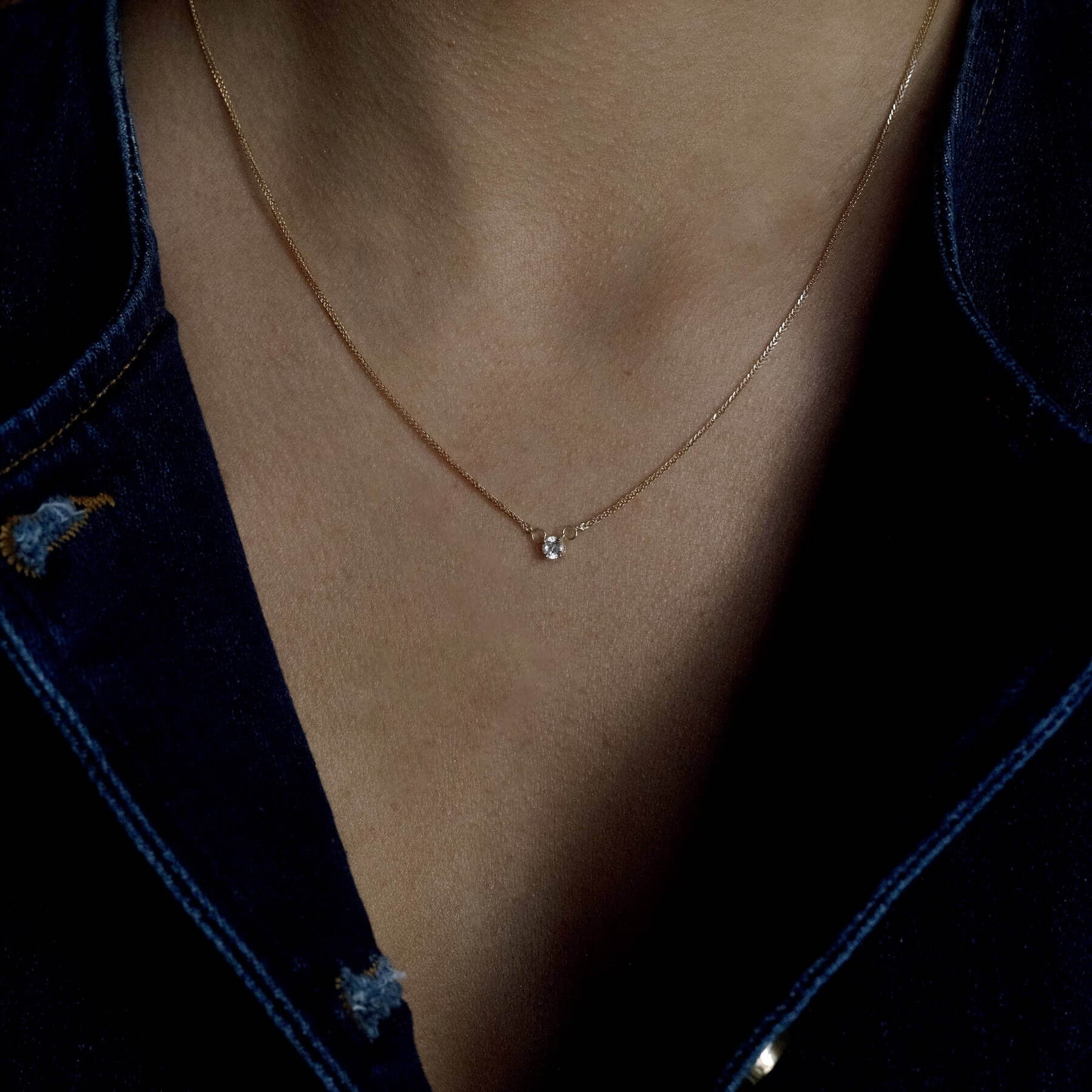 Naszyjnik złoty z diamentem 0,15CT na dekolcie kobiety